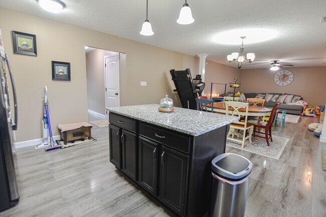 Building Photo - Pet Friendly Four Bedroom!