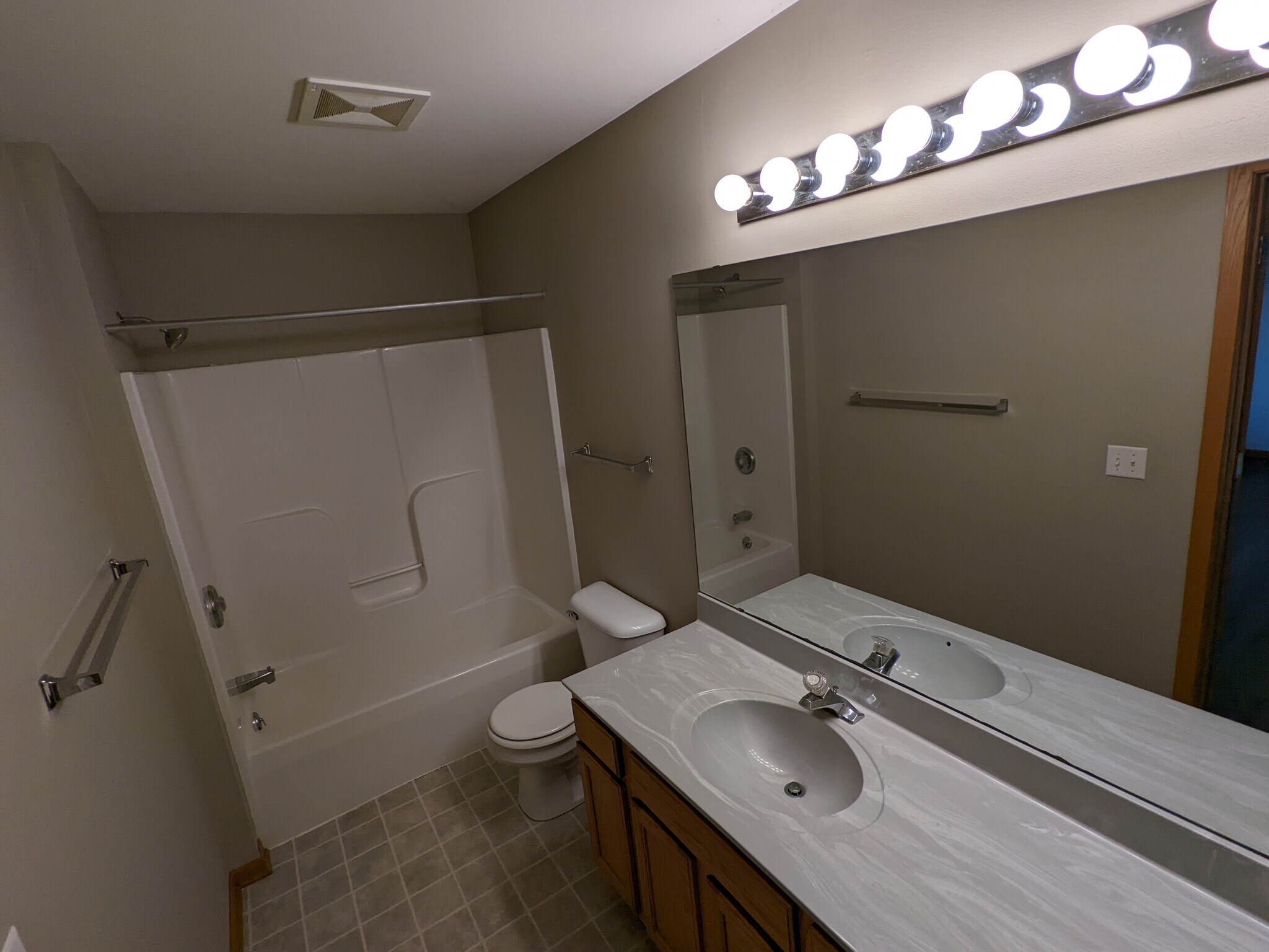 Master Bath - 5212 Black Walnut Dr