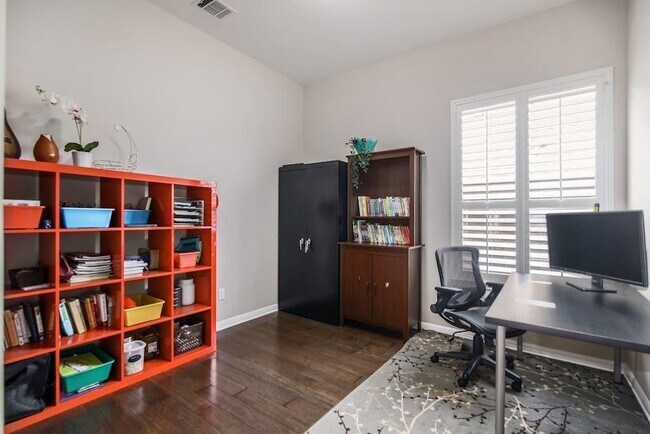 Building Photo - 121 Alondra Way