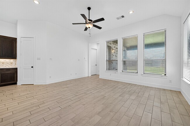 Building Photo - 10727 River Walk Dr