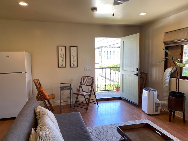 Quiet, treelined and private - 12254 Darlington Ave