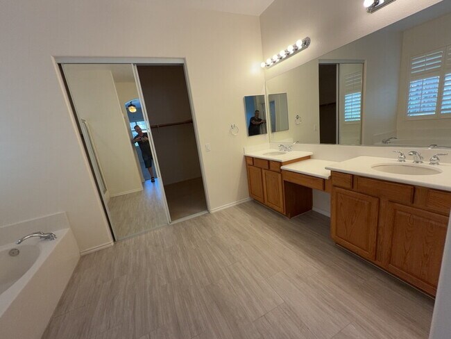 Building Photo - "Spacious  4-Bedroom Oasis in Riverside with 2 Full Baths and 2,470 Sq Ft of Comfort!" NO PETS AL...