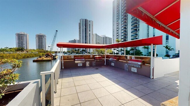 Building Photo - 3625 N Country Club Dr