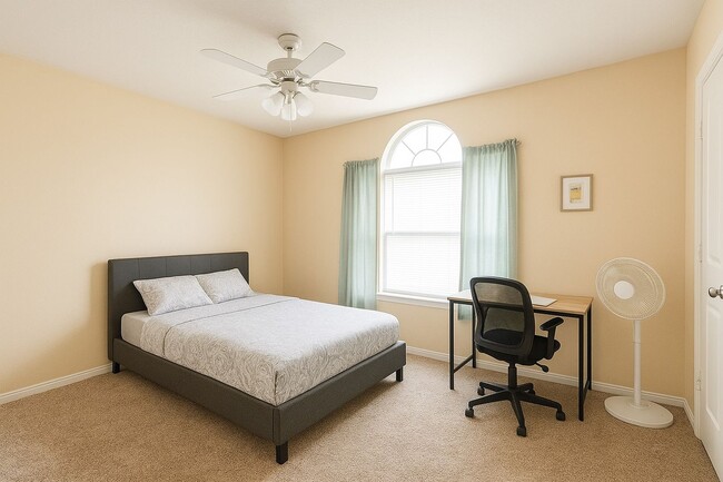 Building Photo - Great 3 Bed, 3 Bath Duplex for Fall 2026 Pre-Lease