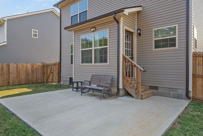 Building Photo - Like New Home Minutes from Fort Campbell!