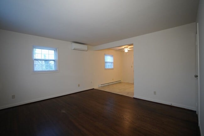 Building Photo - 1709 Cedar Hill Rd