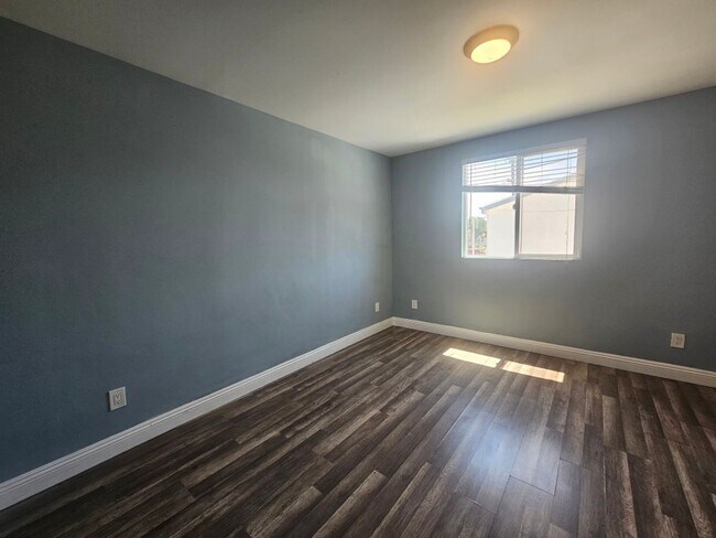 Building Photo - 718 W 85th St