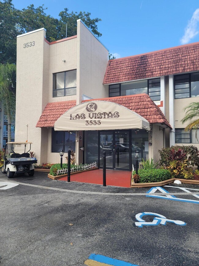 Building Photo - 3571 Inverrary Dr