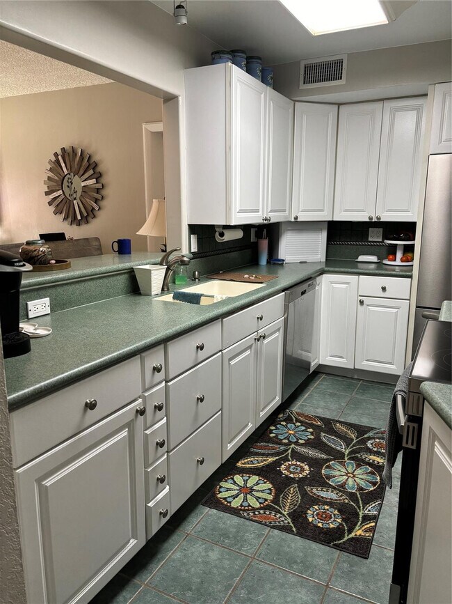 Building Photo - 900 River Reach Dr