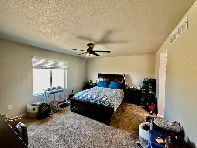 Building Photo - "Experience Spacious Living: 5-Bed, 3-Bath...