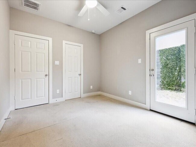 Building Photo - 3212 N MacGregor Way