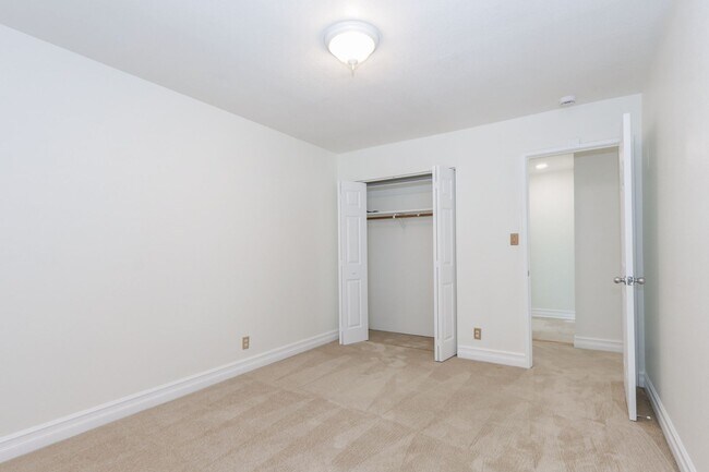 Building Photo - 3 Bed / 2.5 Bath light and spacious townho...