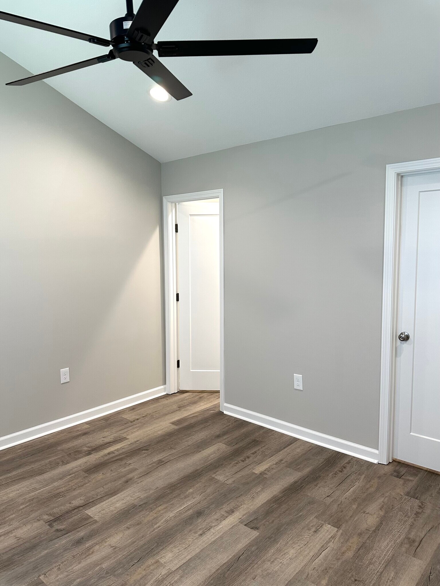 Vaulted ceiling - 2217 Kenwood Blvd SE