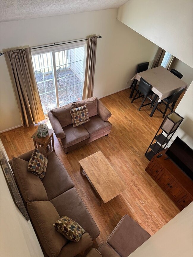 Building Photo - Affordable Lakeside Condo – 3 Bed, 1 Bath