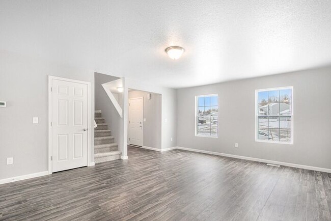 Building Photo - 475 Oak View Dr