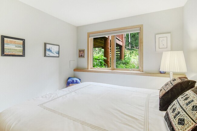 Building Photo - Year lease! Garage! Beautiful views! Great Decks!