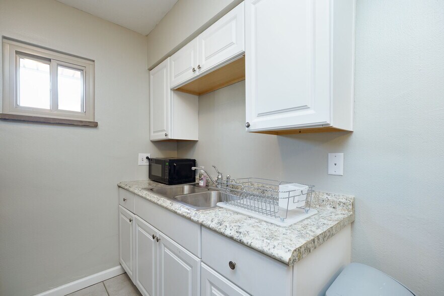 Building Photo - 3048 Southdale Dr