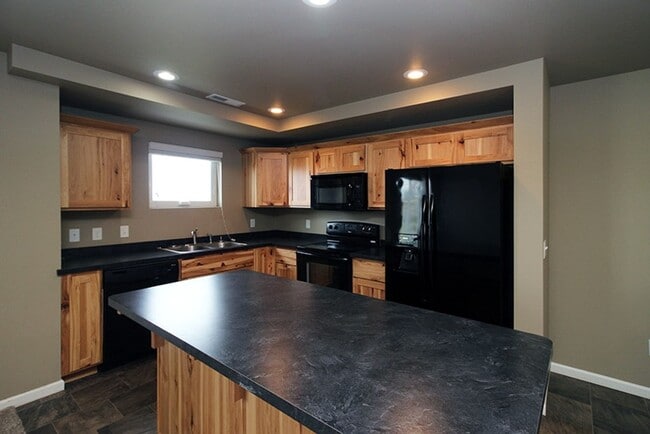 Building Photo - Reserve this Twin Home in a COZY Neighborhood Available Now!