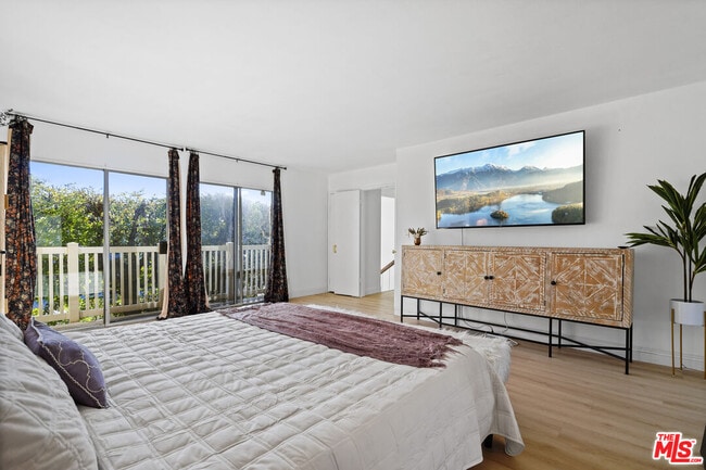 Building Photo - 5245 Coldwater Canyon Ave