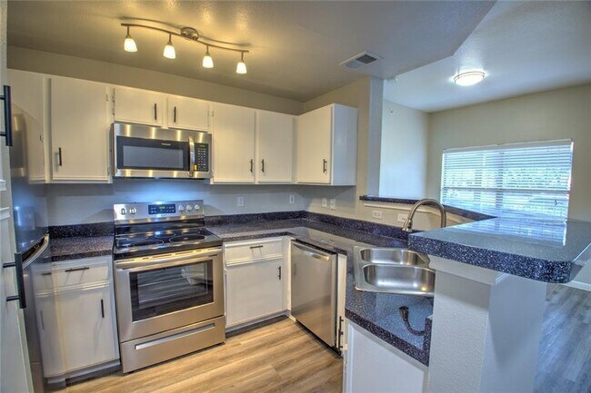 Building Photo - 2320 Gracy Farms Ln