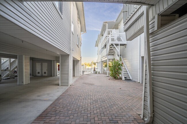 Building Photo - Gorgeous 2/2 condo at Indian Shores