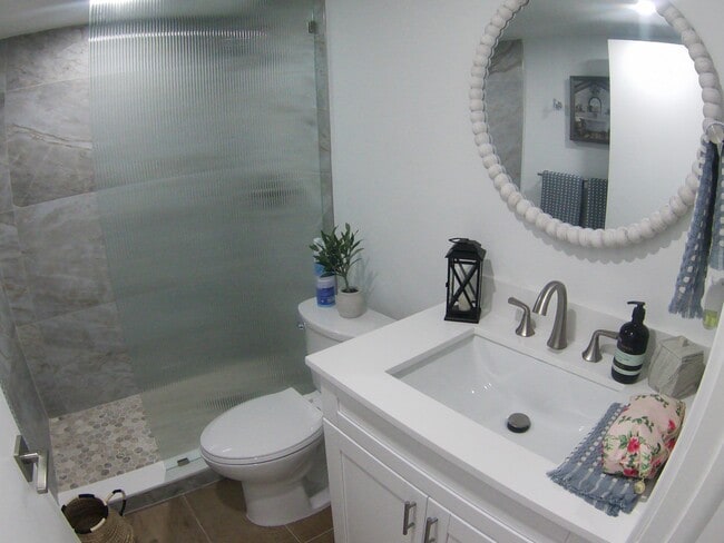 Building Photo - 541 Normandy L