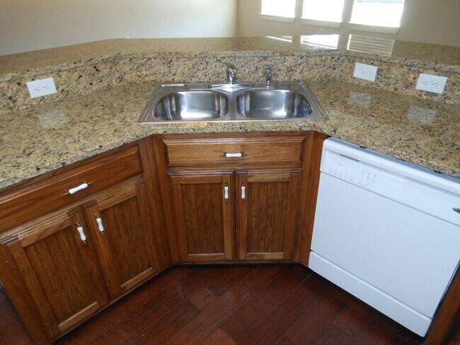 Building Photo - 2 Bedroom 1 Bath Apartment (40% 1st Month Rent BAC)