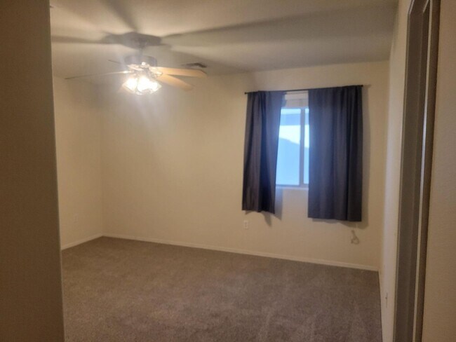 Building Photo - Beautiful 4 bed home with Den and Loft