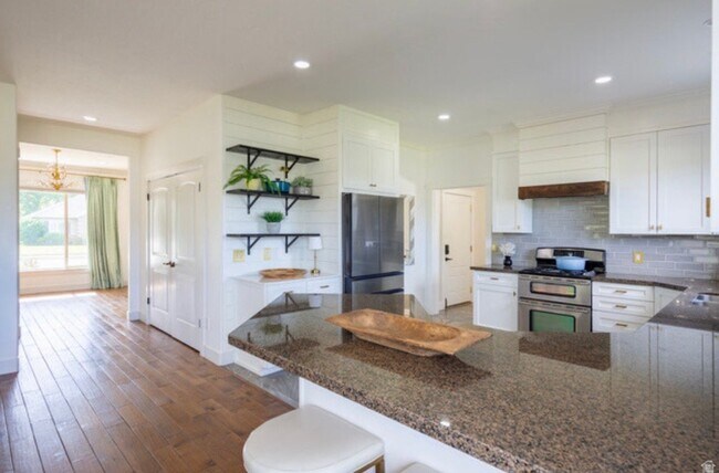 Building Photo - 868 Braddock Lane