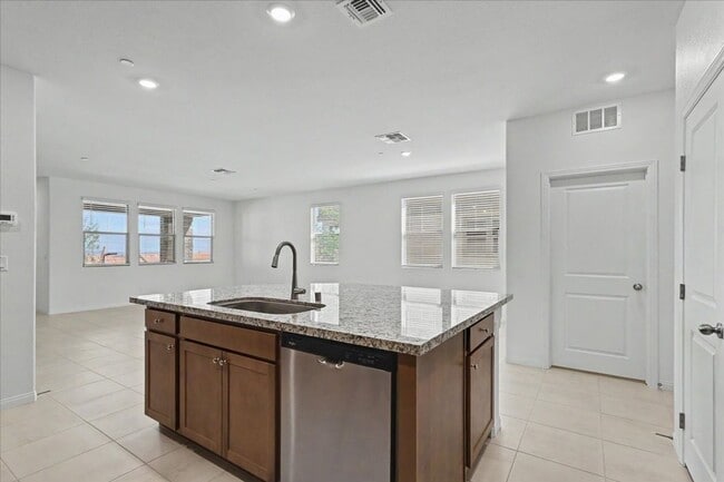 Building Photo - 72 Hornbeck Ln