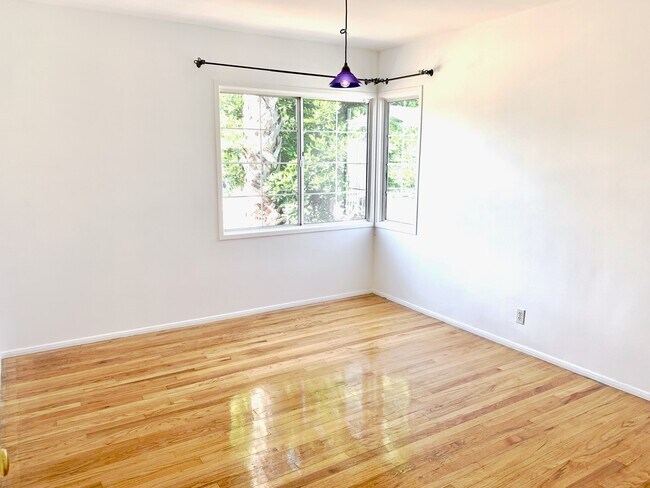 Building Photo - Beautiful 3 Bed + 2 Bath + Den/Office + Backyard