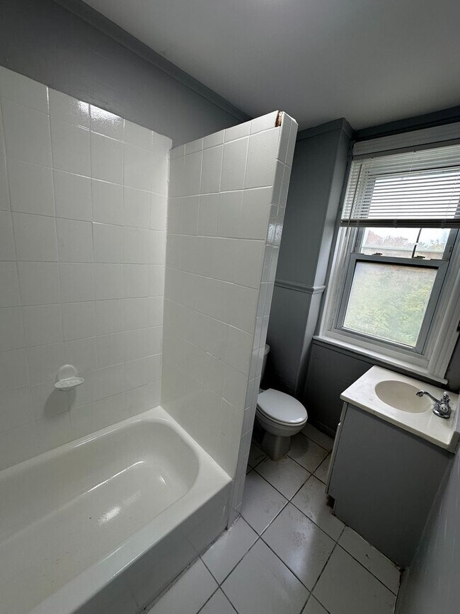 Building Photo - 117 N Front St