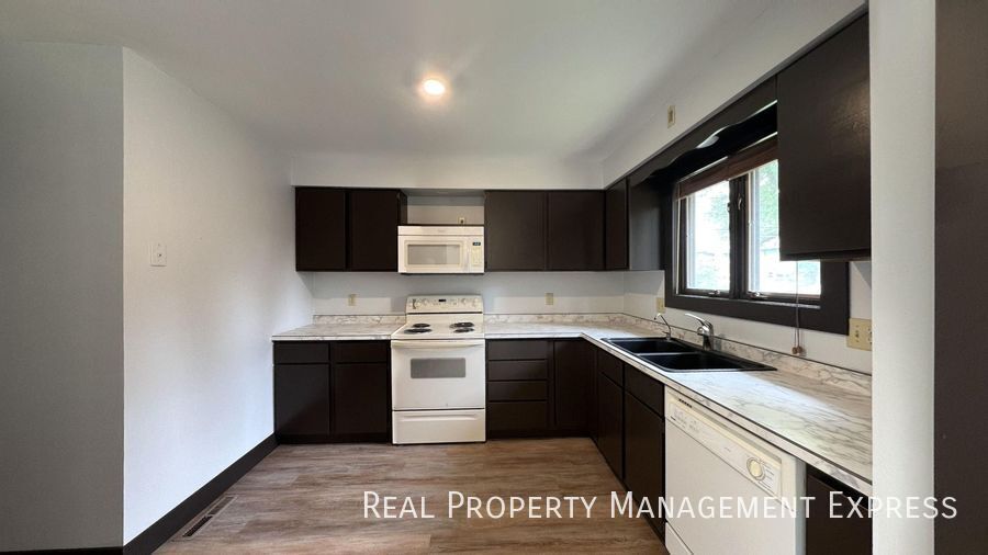 Building Photo - Amazing 3 Bedroom 2.5 Bath duplex with attached garage and fenced yard!