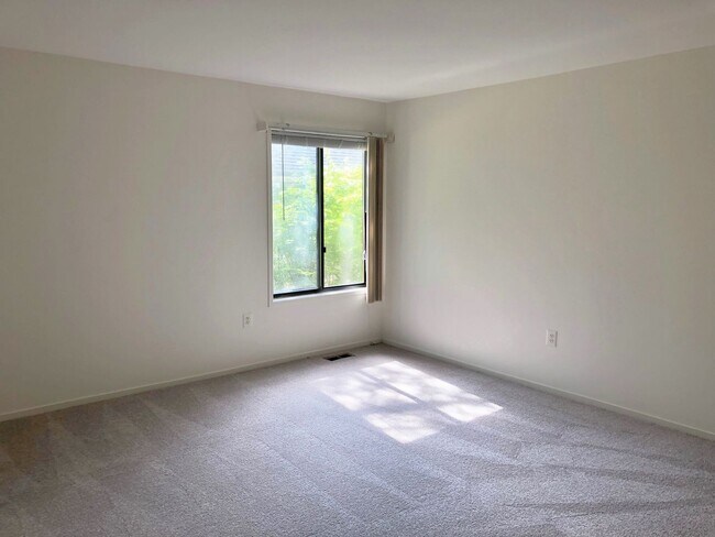 Building Photo - Spacious Potomac Beauty backs to Golf Course