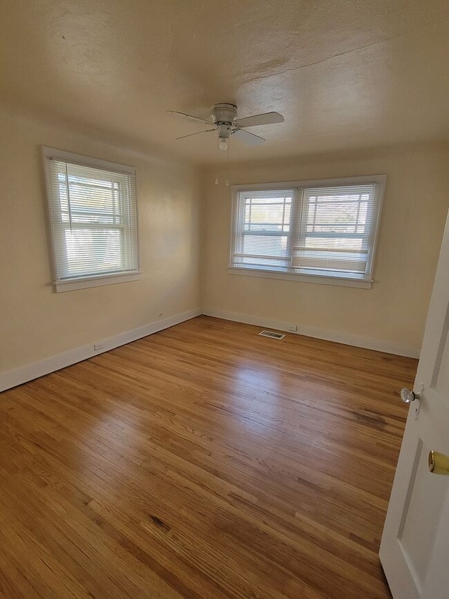 Building Photo - 2 BEDROOM AND 1 BATH NEXT TO UNM CAMPUS