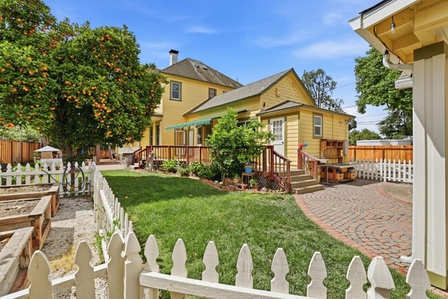 Building Photo - 482 South St