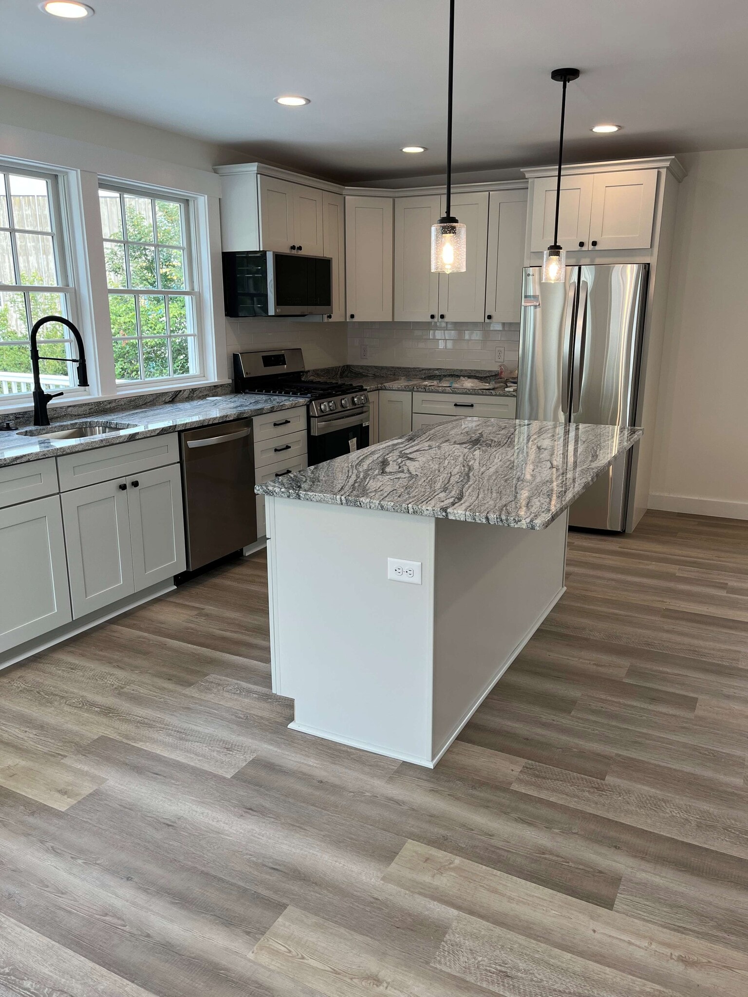 Building Photo - 169 E Main St