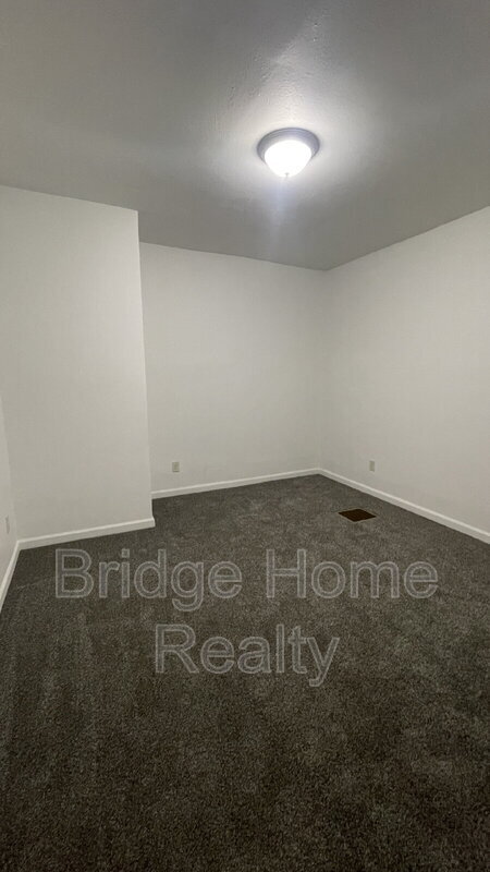 Building Photo - 424 W 7th Ave