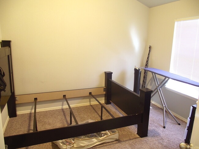 Building Photo - Sandstone Ranch Estates 4Bed/3Baths home with Refrig A/C and Synthetic Grass Yard!