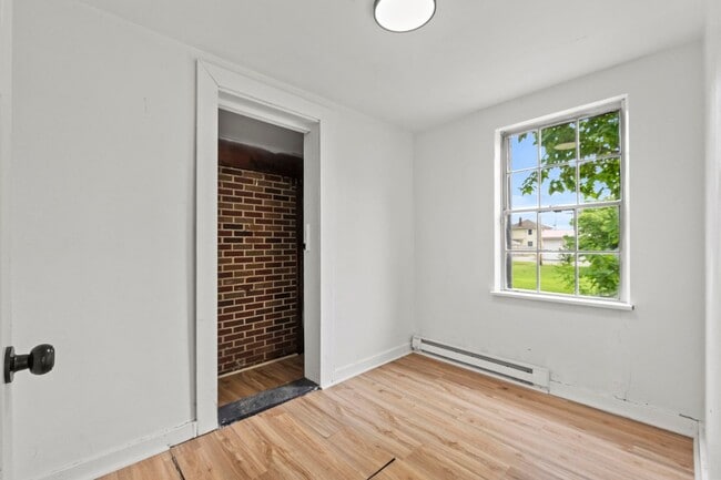 Building Photo - 2 BEDROOM HOME!