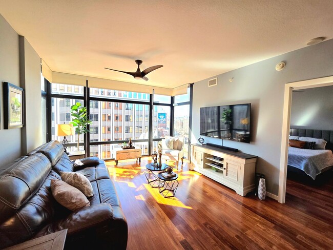 Building Photo - Stunning 1 BR + Den/1 BA Condo in Downtown!