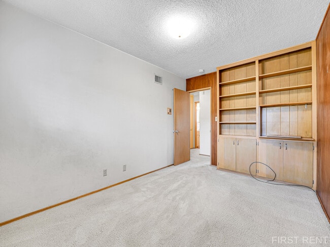 Building Photo - 5250 Vickie Dr