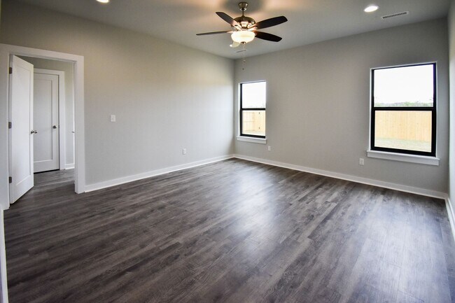 Building Photo - 4 Bedroom 2 Bathroom Home In Farmington, AR.