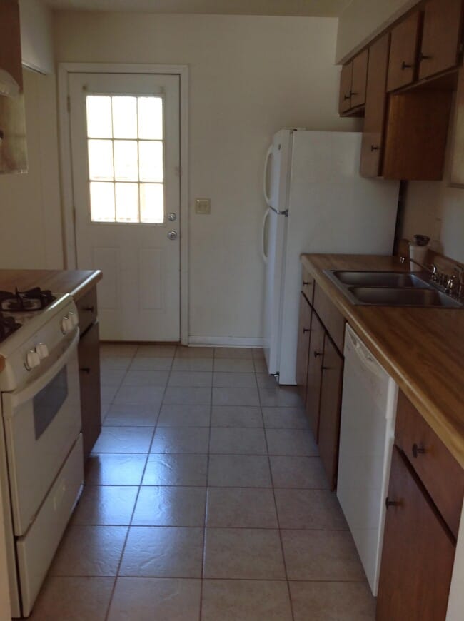 Building Photo - 323 Beverly St