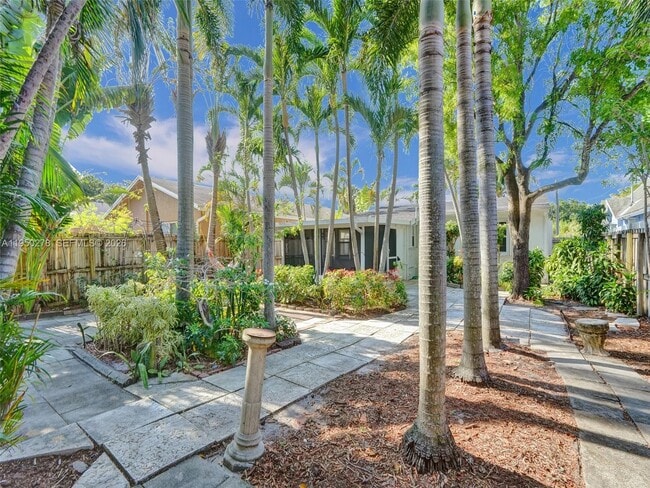 Building Photo - 920 NE 34th Ct