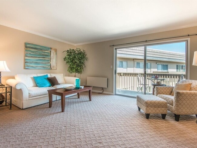 Building Photo - Heart of downtown Los Altos, walk to everything, in a quiet top floor location.