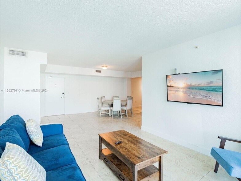 Building Photo - 7501 E Treasure Dr