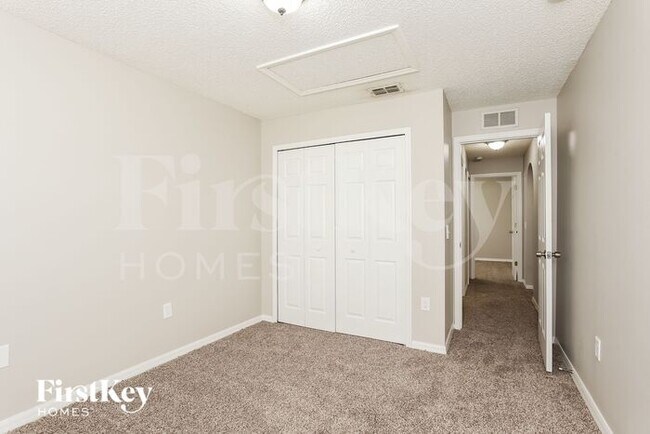 Building Photo - 8408 Oak Crossing Dr W
