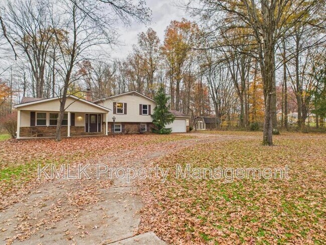 Building Photo - 874 Pleasant St