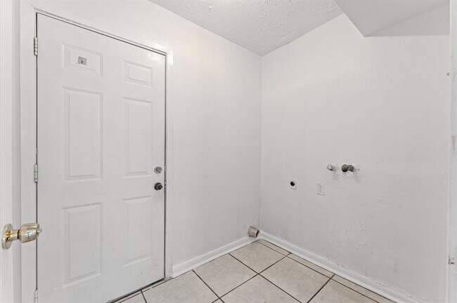 Building Photo - 13930 New Village Ln